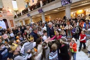 Мэр Москвы открыл самый большой "Детский мир" в России 