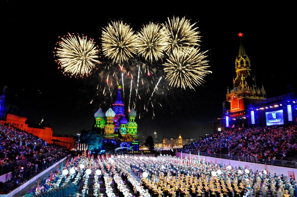 Сегодня на красной площади мероприятия в москве. Красная площадь праздник. Парад салют. Парад на красной площади салют. Празднование государственных праздников.