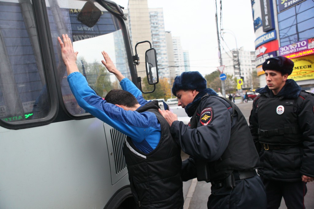 Мигранты в москве последние новости. Полиция на Арбате задерживает. ППС С иностранными гражданами. Три полицейских на Арбате. Омбудсмен полиции задержание на Пресне.