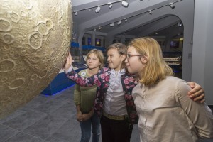 Школьники в астрономическом кружке при Московском Планетарии