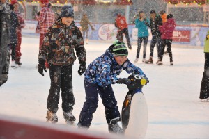 Снегопад в Москве. Дети с удовольствием катаются на ГУМ-катке