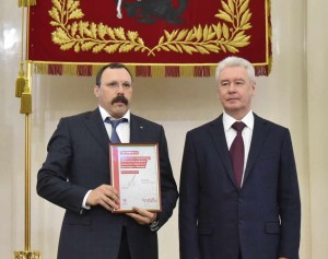24 декабря 2015Мэр Москвы Сергей Собянин вручил сертификаты соответствия, представителям частных транспортных компаний