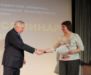 Начальник отдела информационного обеспечения Департамента ГОЧСиПБ Николай Мирный вручает грамоту Вере Дятчиной.