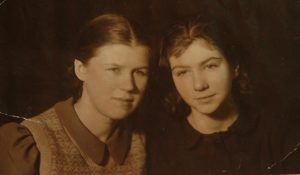 Декабрь 1943 года. Рэма Акопян (справа) со своей подругой