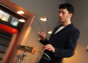 Петр Термен играет на терменвоксе. Фото: Александр Кожохин