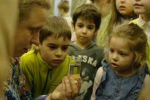 Дети на выставке "Когда ты ростом с муравья". Фото: пресс-служба Биологического музея