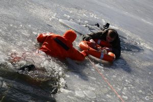 Столичные спасатели предупреждают: выход на лёд – опасен!