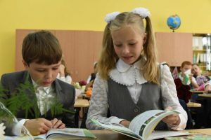 Наталья Сергеевна предложила школьникам для разговора тему, близкую и дорогую для своей семьи - "Сергей Королев и Юрий Гагарин"