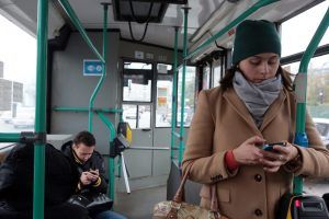 Пассажиры наземного городского транспорта более 20 миллион раз подключились к Интернету. Фото: «Вечерняя Москва»