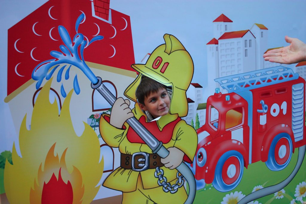 Пожарный рисунок для детей. Пожарный для фотозоны. Пожарная охрана детские картинки. Аппликация пожарная охрана. Департамент пожарной безопасности москва