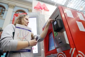 Билеты с изображением динозавра появились в московском метро. Фото: «Вечерняя Москва»