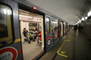 На станции метро «Краснопресненская» заменят устаревшие ограждения. Фото: Антон Гердо, «Вечерняя Москва»