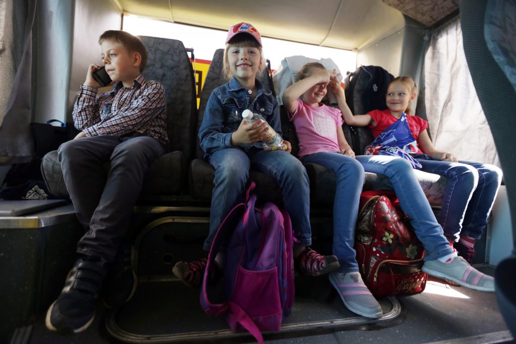 Льготный отдых. Театр в автобусе. Перевозки детей Москва. Детские ноги 12 лет в автобусе. Старшеклассники с родителями на зимней автобусной экскурсии.