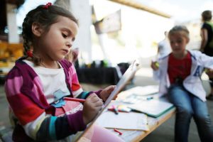 В "Открытых мастерских в Москве" детей и взрослых учили рисовать. Фото: архив "Вечерняя Москва"