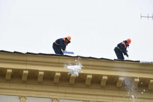 Владельцев нежилых зданий уведомили о необходимости очистки кровли. Фото: «Вечерняя Москва»