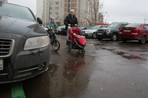 Пожаловаться на незаконную парковку позволит «Помощник Москвы». Фото: «Вечерняя Москва»