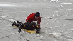 Московские спасатели провели первую тренировку по безопасности на льду со студентами. Фото: пресс-служба ГОЧСиПБ