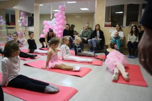 На уроке дети изучат азы балета, выучат танцевальные движения, сделают растяжку. Фото: спортивный клуб «Красная Пресня»