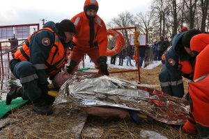 В ходе методического занятия спасатели продемонстрировали практические действия по спасению людей. Фото: пресс-служба Управления по ЦАО Главного управления МЧС России по г. Москве с применением различных видов и средств спасения.