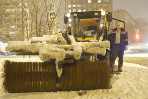 В период сильных снегопадов коммунальные службы работают круглосуточно. Фото: Александр Савкин, «Вечерняя Москва»