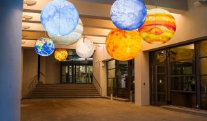 При входе в Московский планетарий повесили шары в форме восьми планет и Солнца. Фото: пресс-служба Московского планетария