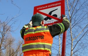 Летние знаки безопасности начали устанавливать у столичных водоемов. Фото: mos.ru