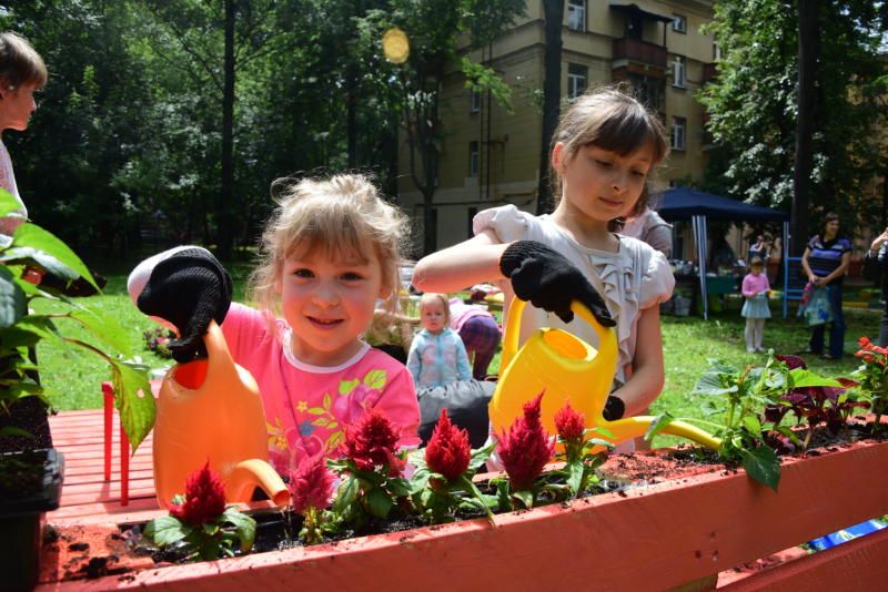 В саду появились. Огородик парк Кузьминки. Овощные клумбы в Москве. Посадка овощей для детей. Дети ухаживают клумбы города.