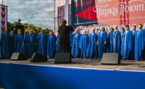 Москвичи споют вместе с профессиональными хористами в парке «Красная Пресня». Фото: официальный сайт мэра и Правительства Москвы