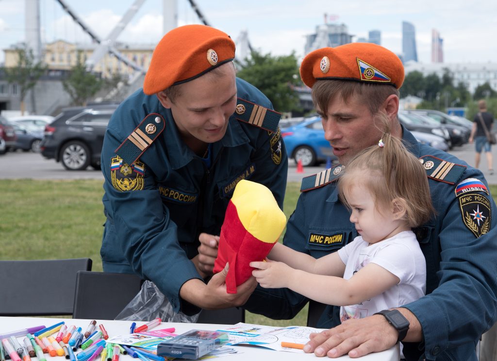 Москва папа. Семья МЧС. Папа МЧС. МЧС отец. Фотосессия папа МЧС.