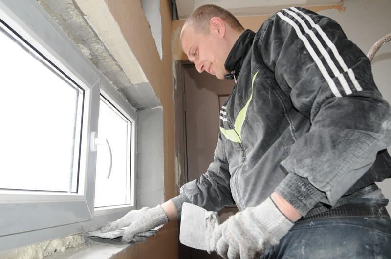 Пластиковые окна в подъезде. Замена окон в мкд. Пластиковые подъездные окна. Окно в подъезде. Советские оконные рамы.