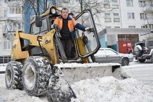 Специалисты «Жилищника» вывезли более пяти кубометров снега из района. Фото: Пелагия Замятина, «Вечерняя Москва»