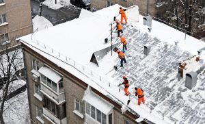 Снег со всех крыш района убрали кровельщики «Жилищника». Фото: архив, «Вечерняя Москва»
