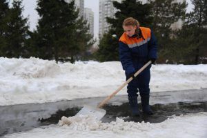 Специалисты вывезли почти 800 кубических метров снега с улиц района. Фото: архив, «Вечерняя Москва»