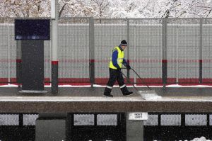 Выходы к станциям МЦК начали освобождать от снега после прошедшего снегопада. Фото: Антон Гердо, «Вечерняя Москва»