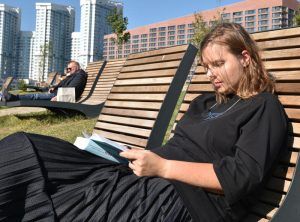 Сотрудники районной библиотеки организуют чтения на открытом воздухе. Фото: Пелагея Замятина, «Вечерняя Москва»