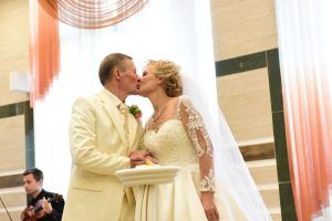 В Москве в канун Дня семьи, любви и верности зарегистрировано 1,3 тысяч браков. Фото: Пелагея Замятина, «Вечерняя Москва»