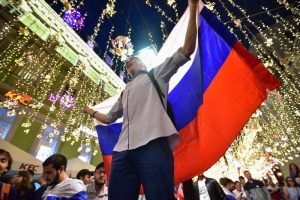 Патриотический флешмоб «Самый длинный флаг» прошел в Москве на Поклонной горе. Фото: Пелагея Замятина, «Вечерняя Москва»