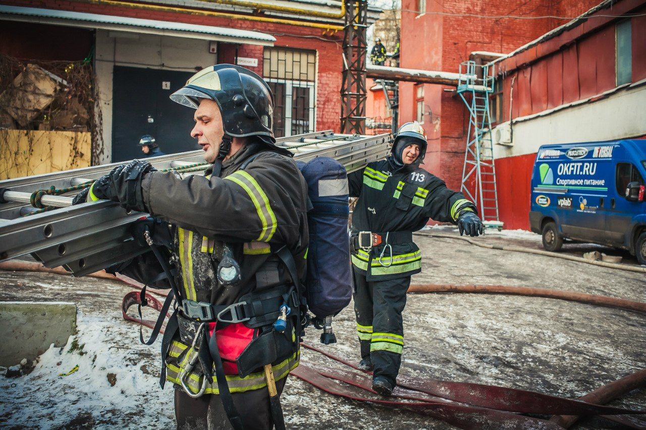 Работник пожарной охраны. Пожарные ЦАО. Ширлин пожарный пожарный. Пожарная охрана центрального округа Москвы. Район в Москве связанный с пожарным делом.