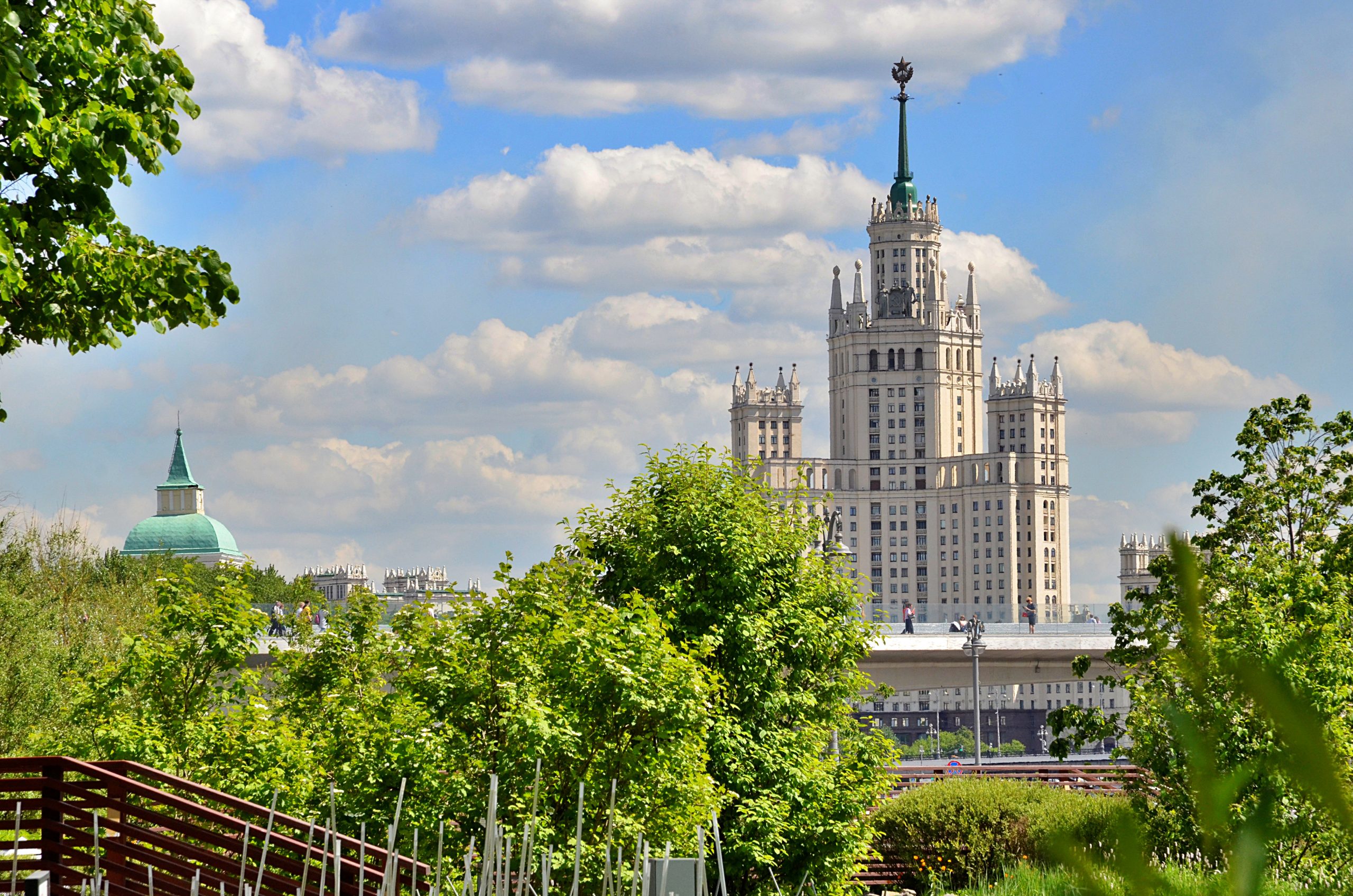 Take moscow. Москва. Вечерняя Москва фото. Фото Москвы в центре возле Зарядье. Парк Горького Москва фото.