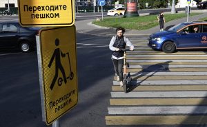 Дорожный знак для владельцев самокатов установили в районе. Фото: Алексей Орлов, «Вечерняя Москва»