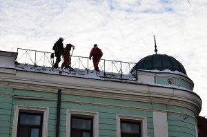 Погибшая на востоке столицы проигнорировала меры безопасности при чистке крыши. Фото: Анна Быкова