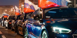 Более 300 машин выстроились в российский триколор и проехали по Садовому кольцу. Фото: сайт мэра Москвы