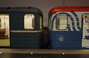 Первые вагоны поездов метро украсят ко Дню народного единства. Фото: Анна Быкова, «Вечерняя Москва»
