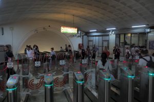 Индукционные петли для пассажиров с нарушением слуха установили в кассах всех станций метро Москвы. Фото: архив, «Вечерняя Москва»