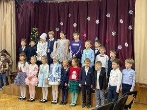 Рождественские песни исполнили в школе №2123. Фото взято из социальных сетей учебного заведения