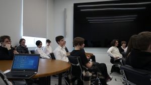 Ученики школы №1529 встретились с деканом журфака МГУ. Фото взято из социальных сетей учебного заведения