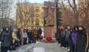 Ученики школы №2055 возложили гвоздики к памятнику ополченцам в Великой Отечественной войне. Фото взято из социальных сетей учебного заведения.