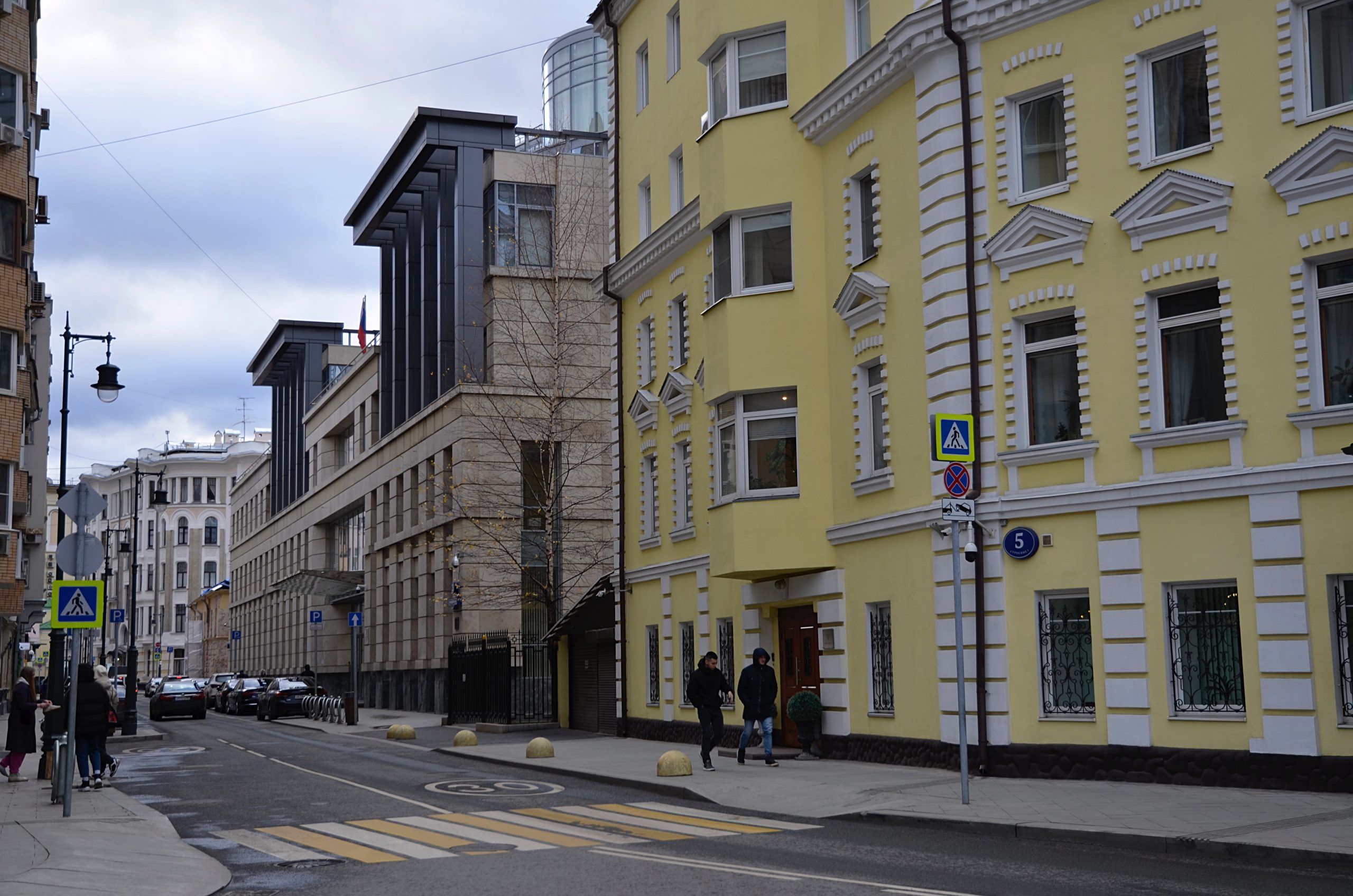 Город сдан. Дома в городе. Москва. Дом на набережной в Москве. Здание спецслужб в Москве.