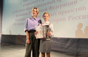 На фото преподаватель школы №1950 Элеонора Филинова и ученица Алиса. Фото: социальные сети школы