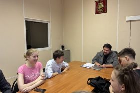 Молодые парламентарии посетили заседание с заместителем главы управы района. Фото: страница Молпалаты в социальных сетях